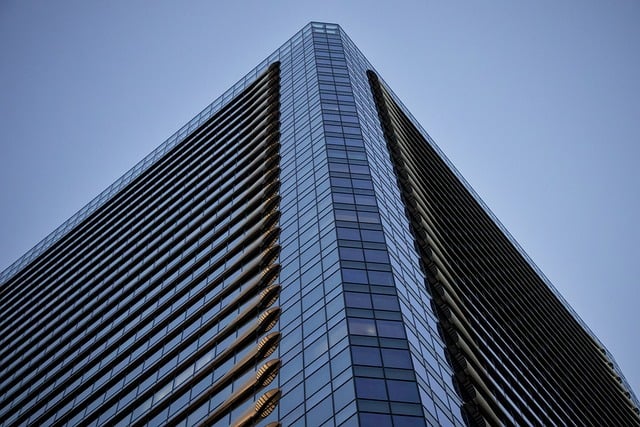 Moderne KI-Überwachungskamera mit Nachtsicht an Hauswand montiert